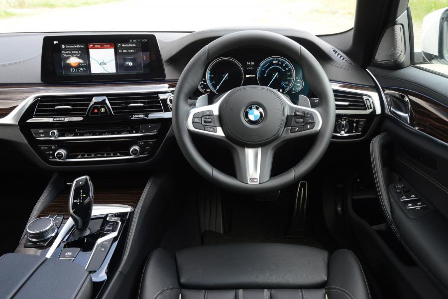 Торпедо BMW 530e M Sport (G30) 2017 года  (UK) (фото 8 из 40)